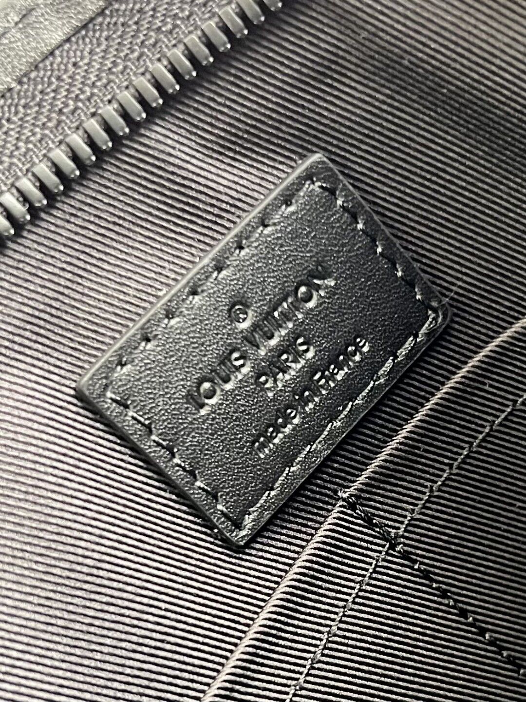 ルイ・ヴィトン メッセンジャー ヴォヤージュ ブラック エアログラム カウハイドレザー – LVB003