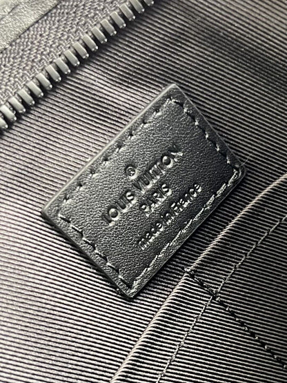 ルイ・ヴィトン メッセンジャー ヴォヤージュ ブラック エアログラム カウハイドレザー – LVB003