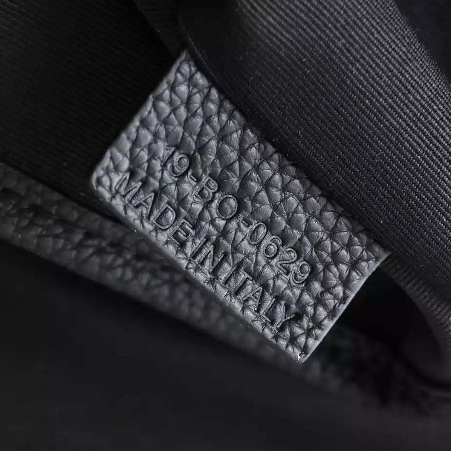 ディオール ヒット・ザ・ロード フラップ付きバックパック – DIO052