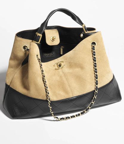 シャネル 25A メティエダール ヨコ型ショッピングバッグ