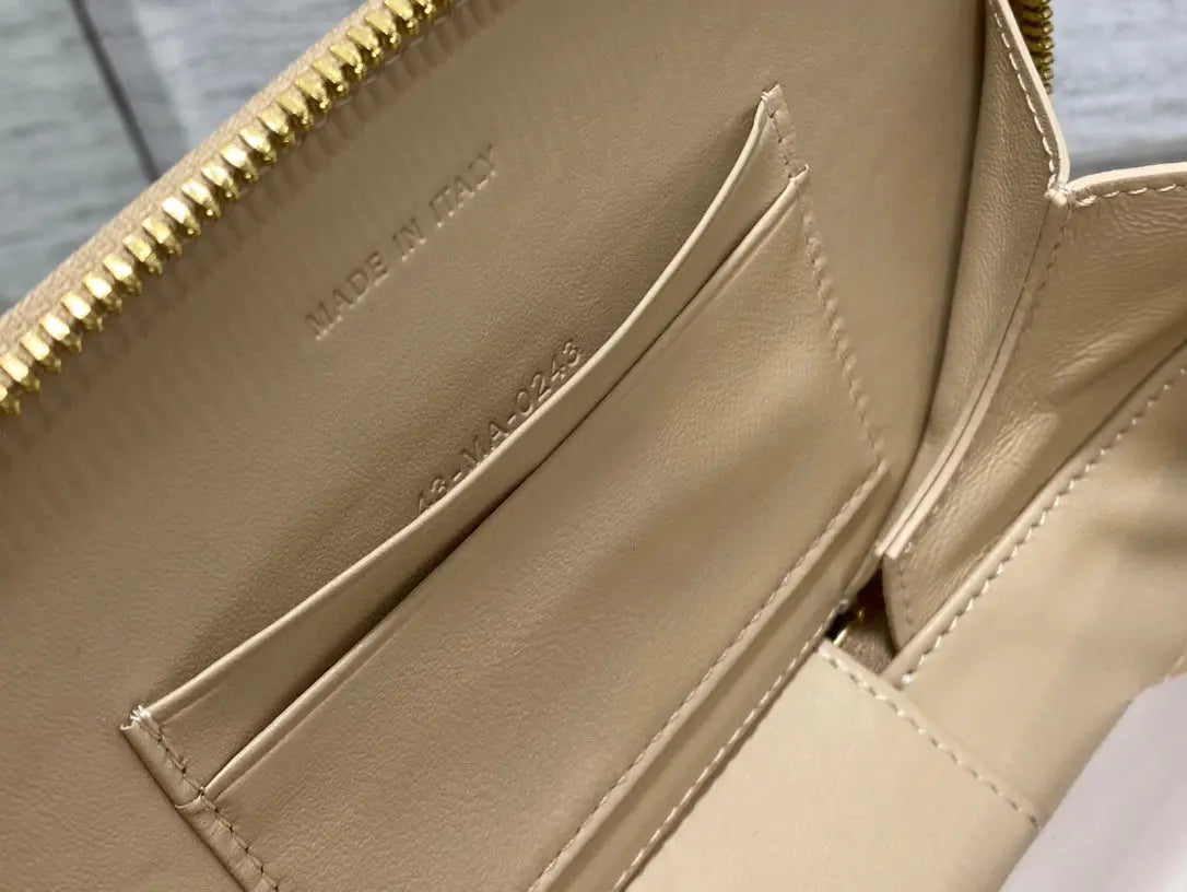 クリスチャン・ディオール シグネチャー オーバル カメラバッグ