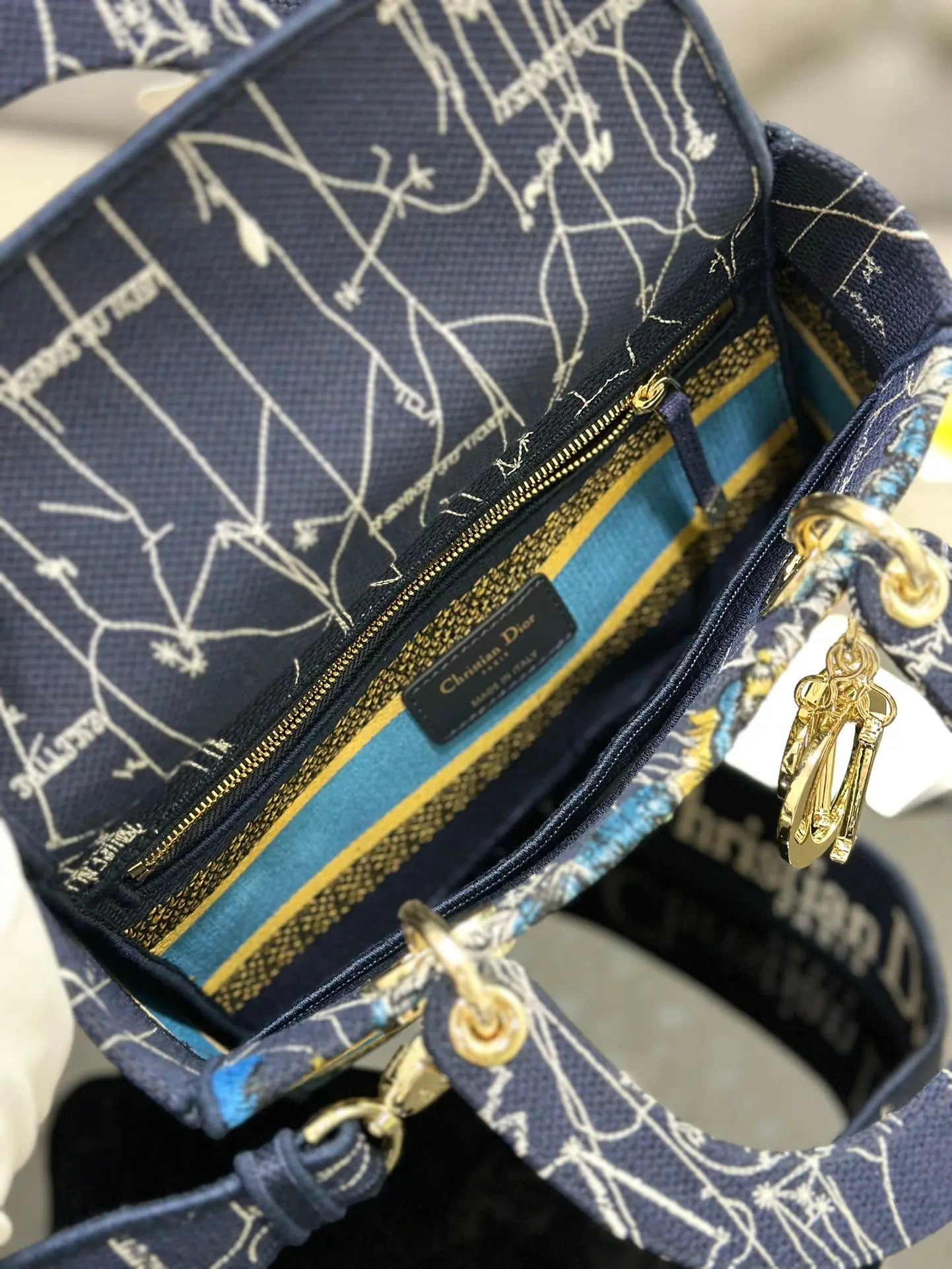 クリスチャン ディオール ミディアム レディ D ライト バッグ