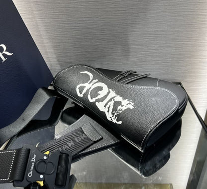 ディオール X ピーター・ドイグ サドルバッグ ブラック – DIO018