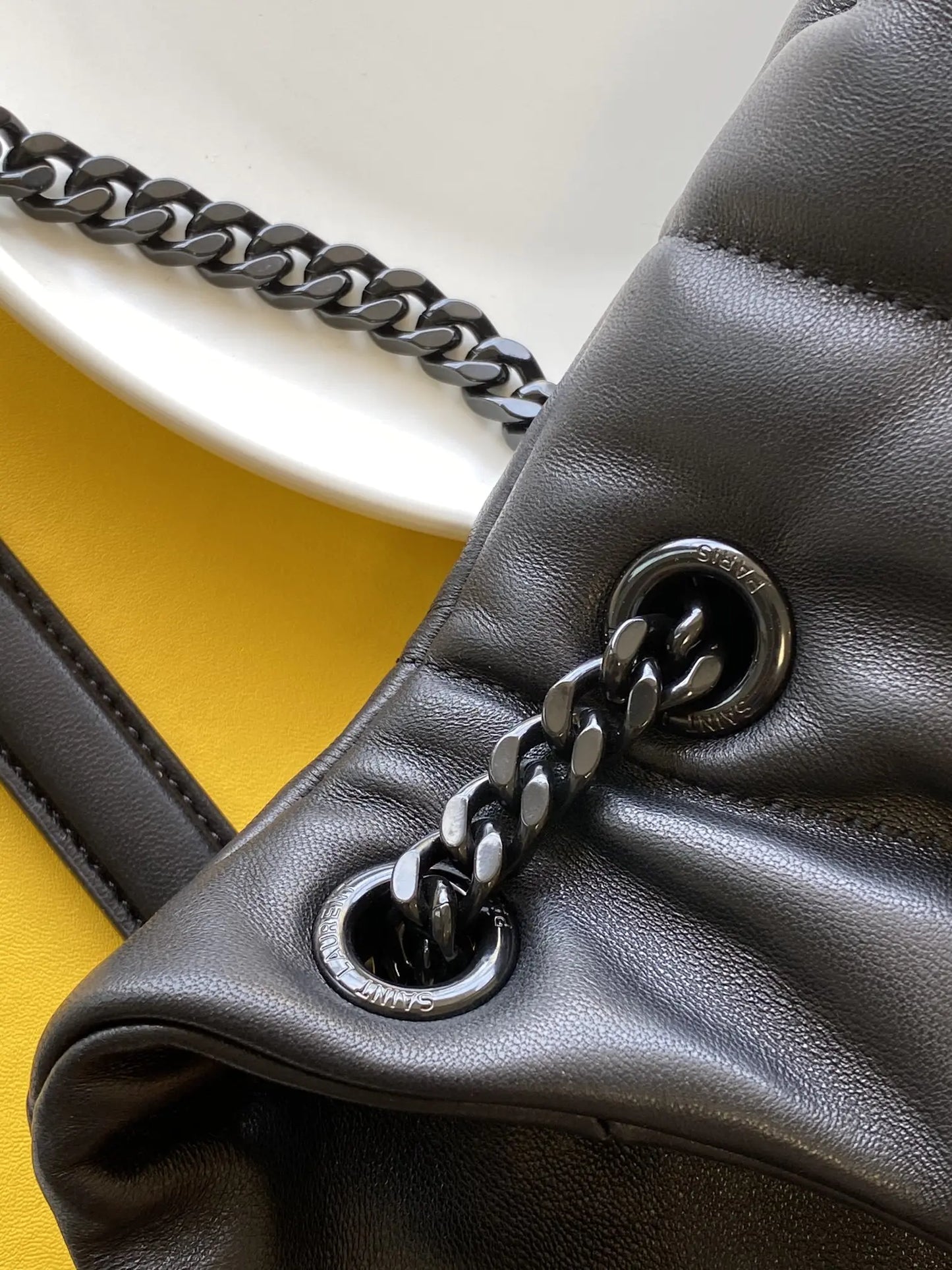 デニムとスムースレザーのパファーミディアムチェーンバッグ