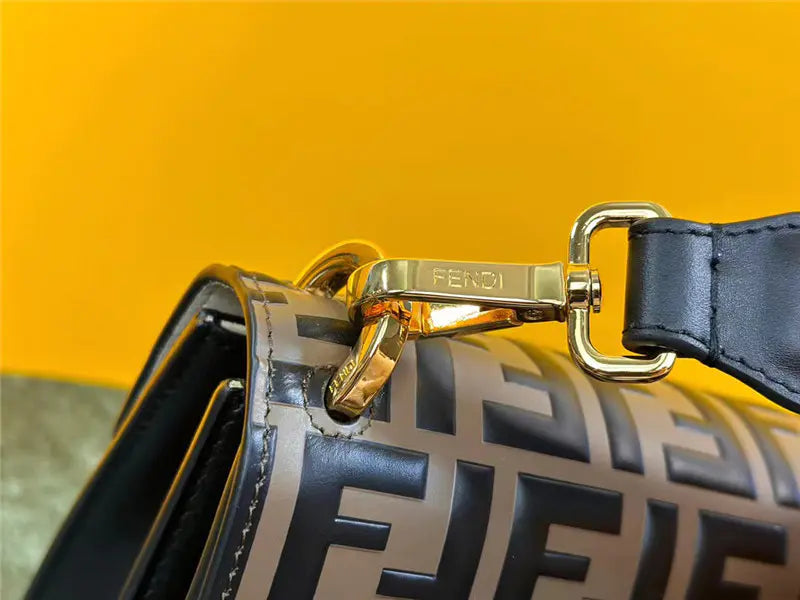 フェンディのFFショルダーバッグ