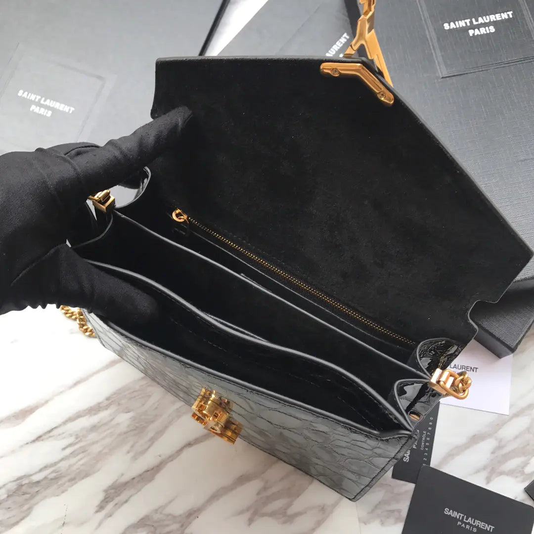 カサンドラ モノグラム クラスプバッグ（クロコダイルエンボス加工シャイニーレザー製）