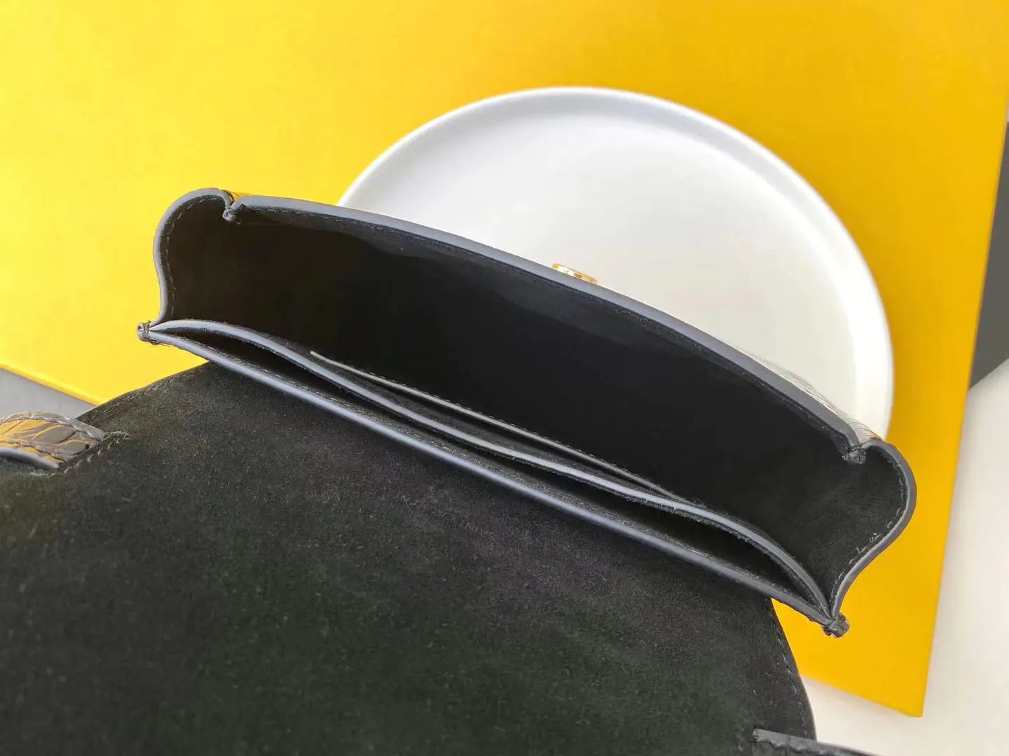 KAIA スモールサッチェル（スムースヴィンテージレザー）