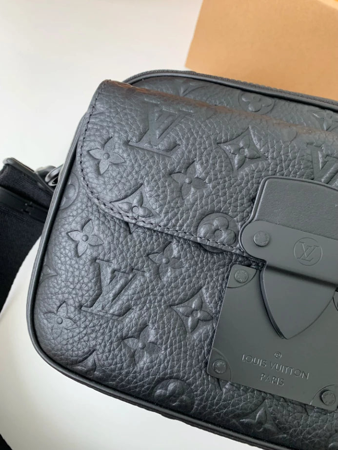 Sロック メッセンジャーバッグ ブラック モノグラムエンボス加工 トリヨンレザー M58489 – LW230