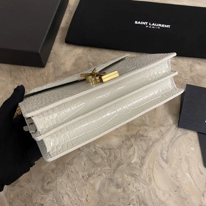 カサンドラ モノグラム クラスプバッグ（クロコダイルエンボス加工シャイニーレザー製）