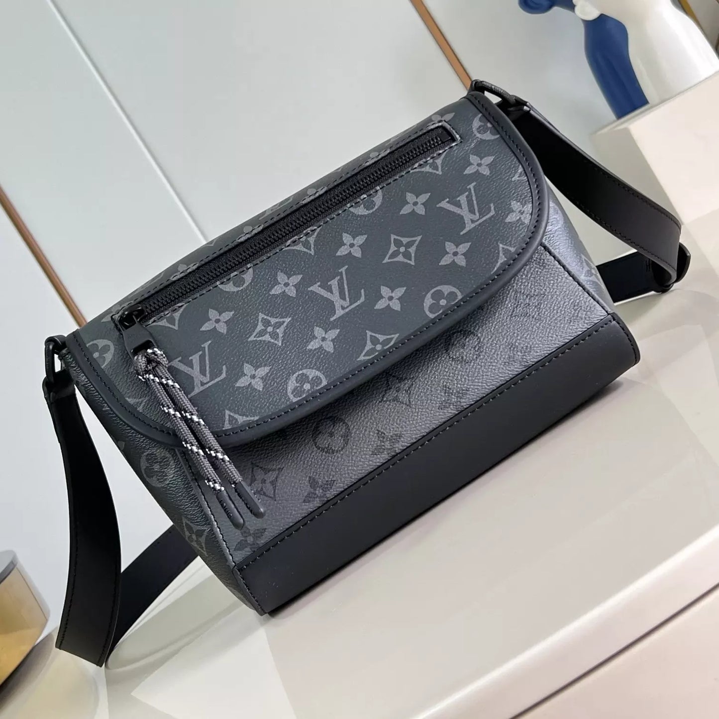 パルス メッセンジャーバッグ モノグラム エクリプス キャンバス M12681 – LW426