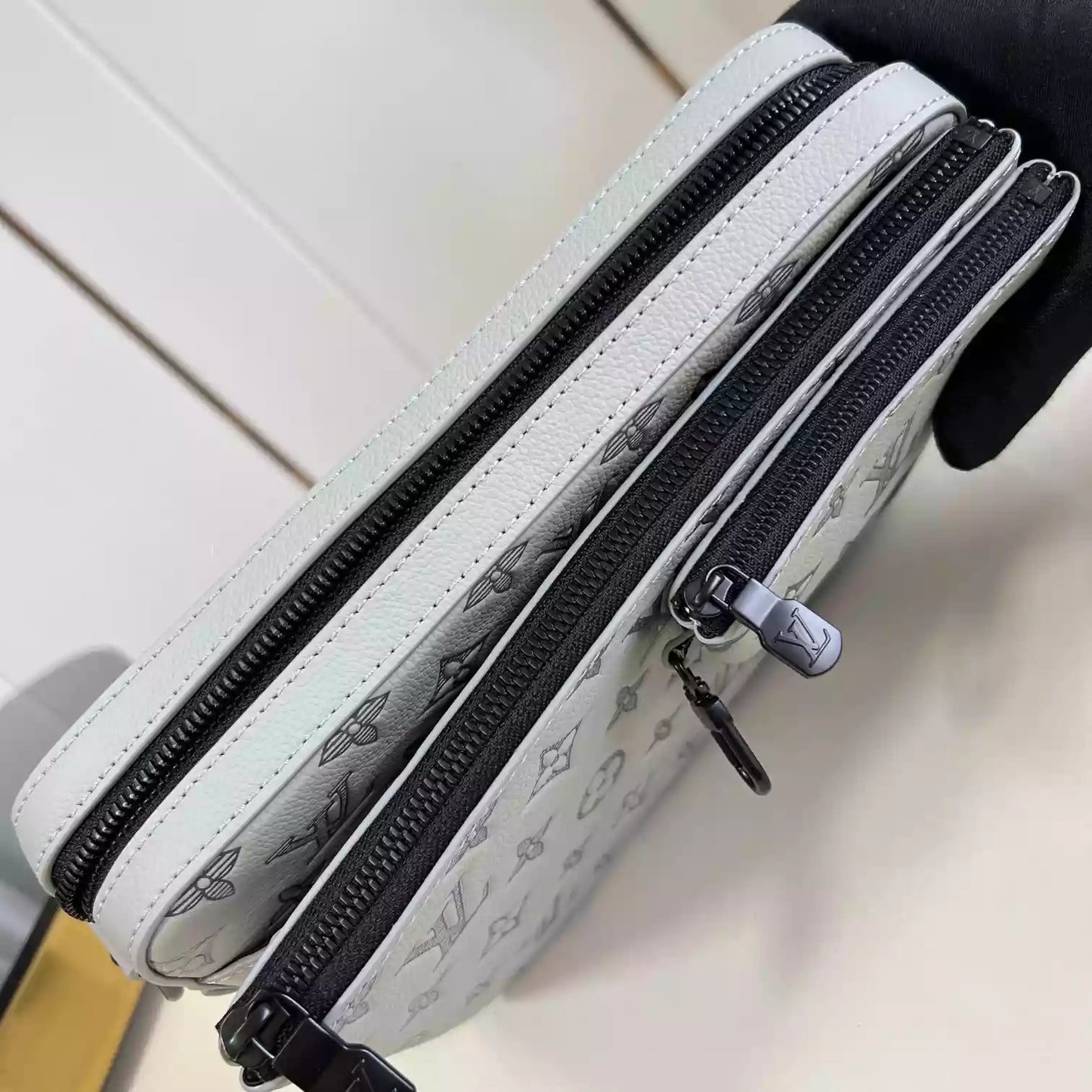 トリオ メッセンジャーバッグ グレー モノグラム シャドウレザー M46603 – LW267