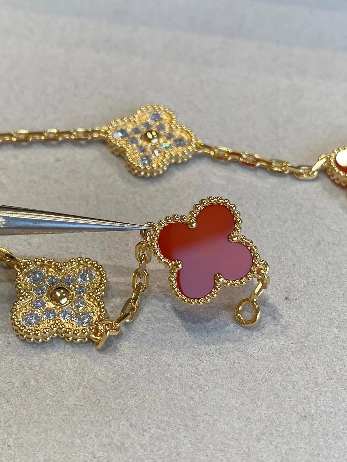 四つ葉のクローバーとカーネリアンのブレスレット