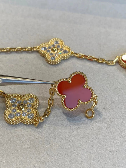 四つ葉のクローバーとカーネリアンのブレスレット