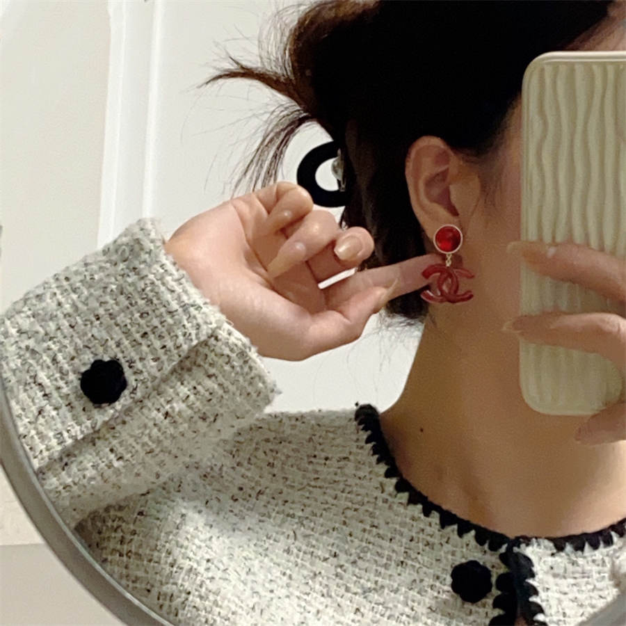 シャネルの赤いダブルC文字のイヤリング