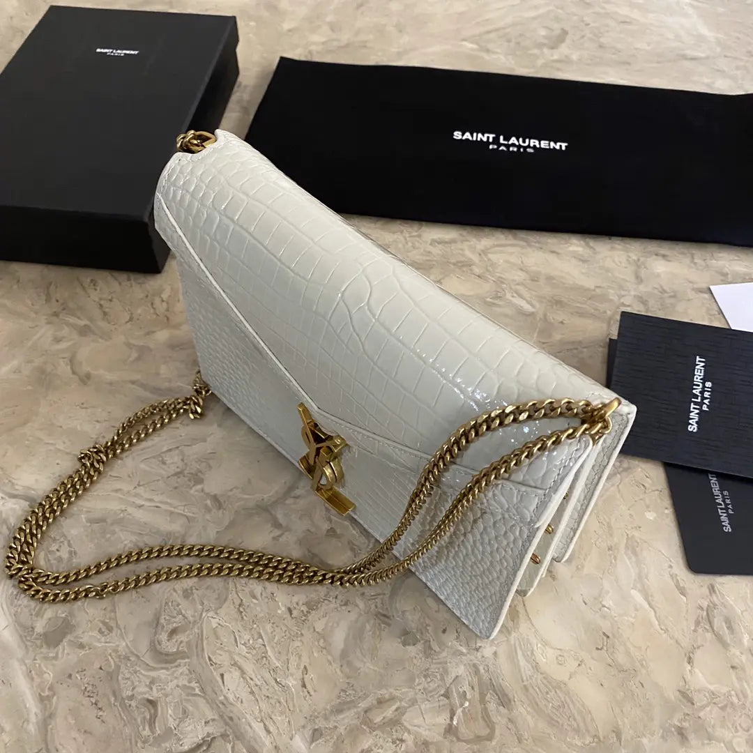 カサンドラ モノグラム クラスプバッグ（クロコダイルエンボス加工シャイニーレザー製）